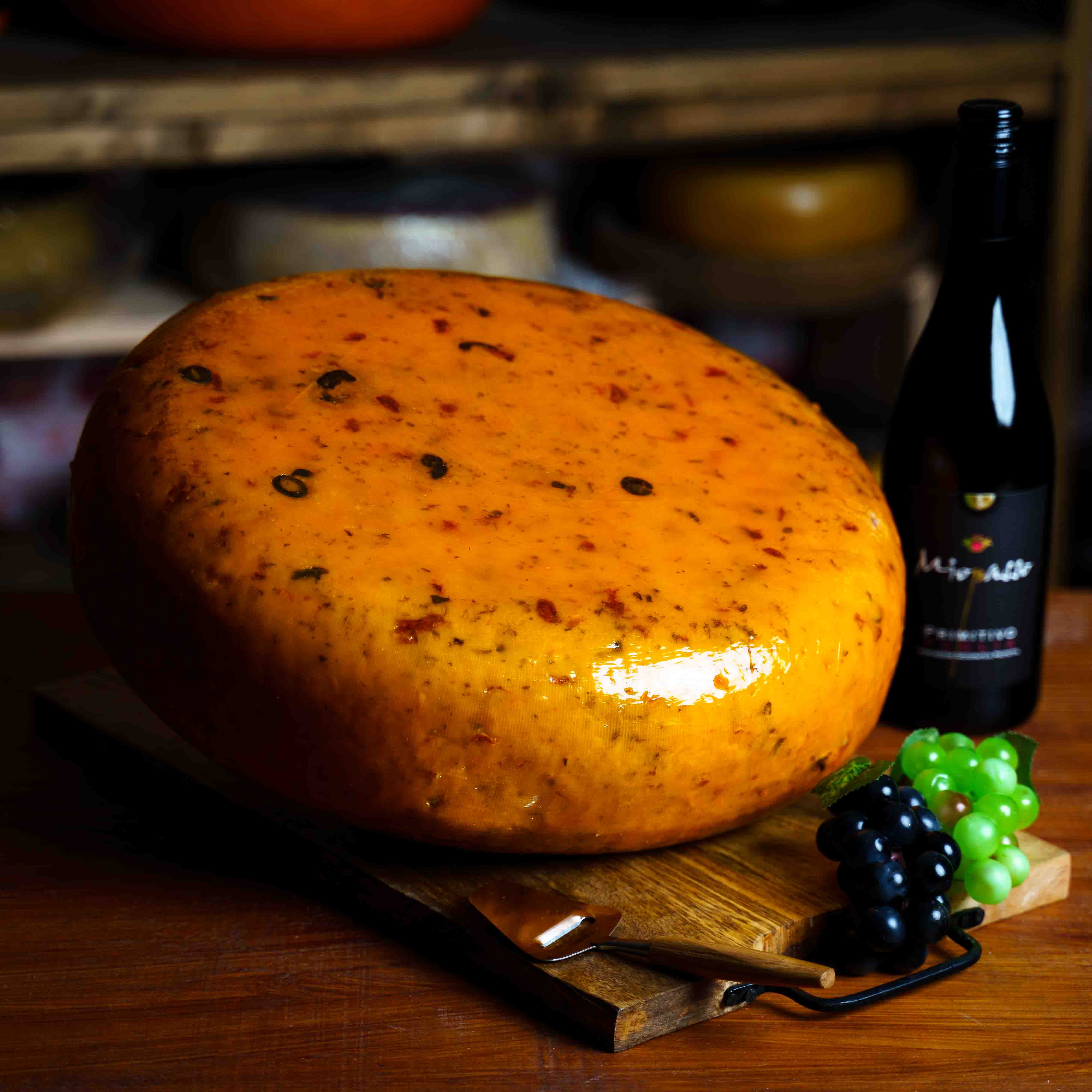 Landgoed Tomate &amp; Oliven (Tomaten, Oliven, Knoblauch) per 100g – Say Cheese